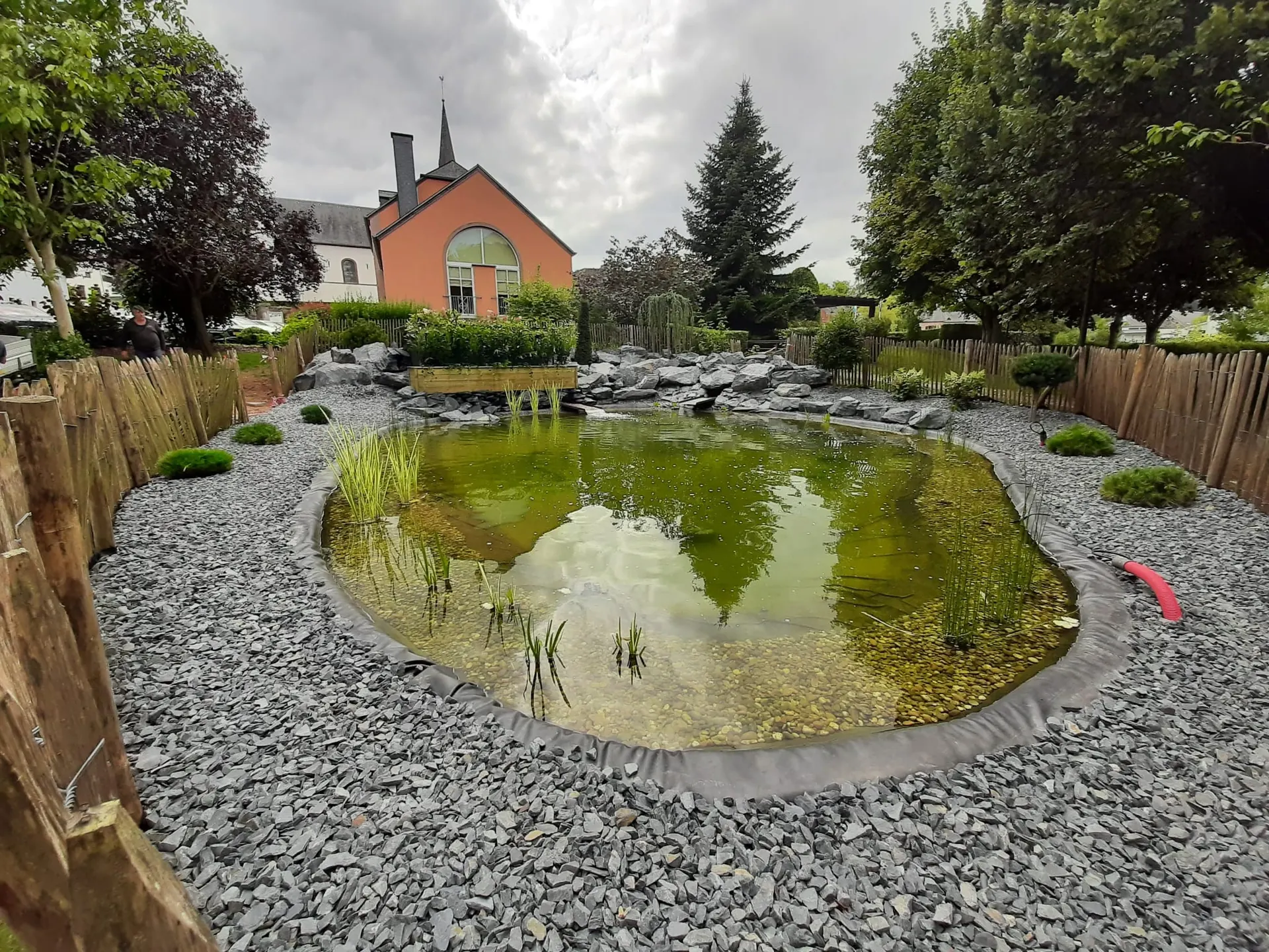 Bassin aménagé dans un jardin